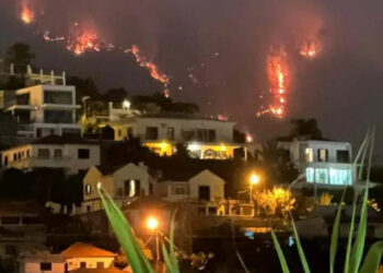 Πορτογαλία: Ανεξέλεγκτη εξακολουθεί να καίει η φωτιά στη Μαδέρα