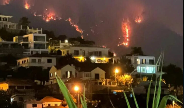 Πορτογαλία: Ανεξέλεγκτη εξακολουθεί να καίει η φωτιά στη Μαδέρα