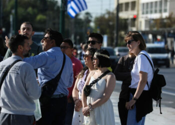 Έρευνα Eteron: Έχει υπερτουρισμό η Ελλάδα; – Η ανησυχία των πολιτών