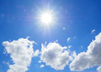Καιρός: Αίθριος σε όλη τη χώρα με αραιές νεφώσεις και τοπικές βροχές