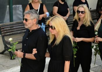 Ντίνος Καρύδης: Συγκίνηση στο τελευταίο αντίο στον ηθοποιό