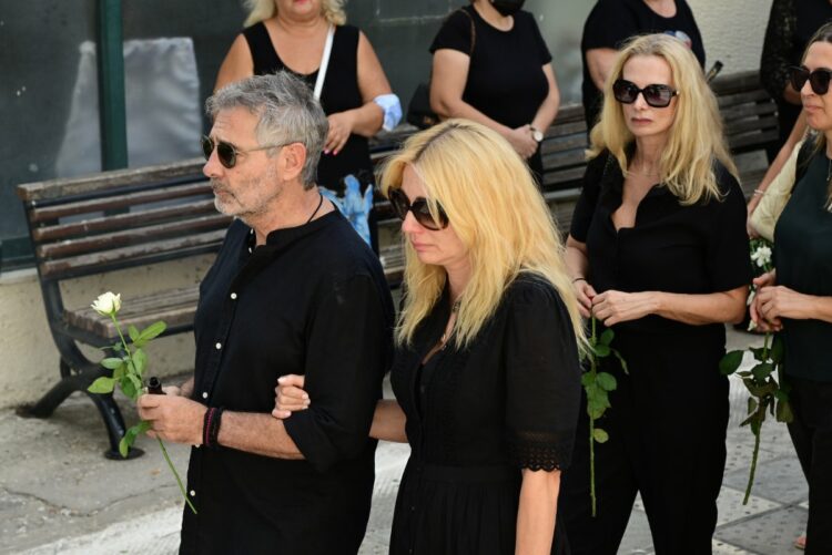 Ντίνος Καρύδης: Συγκίνηση στο τελευταίο αντίο στον ηθοποιό