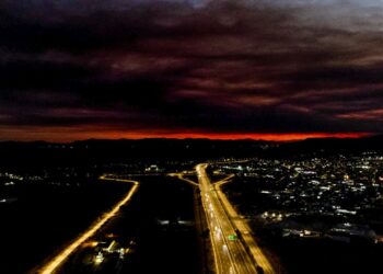 Φωτιά στο Ξυλόκαστρο: Δύο τραυματίες πυροσβέστες στη μάχη με τις φλόγες – Κατακόκκινος ο ουρανός της Αθήνας