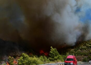 Πολύ υψηλός κίνδυνος πυρκαγιάς αύριο σε Αττική, Βοιωτία, Κορινθία και Λακωνία