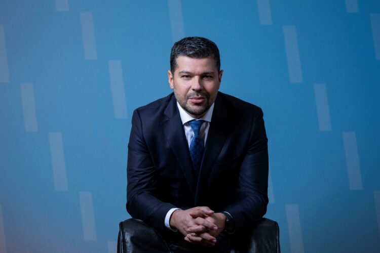 Το «πράσινο» deal της ΔΕΗ με τους ομίλους Κοπελούζου και Σαμαρά