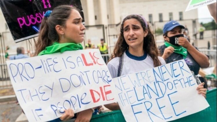 Nτ. Τραμπ: Η Χάρις τον κατηγορεί τον για τον θάνατο μιας 28χρονης εξαιτίας του νόμου για τις αμβλώσεις