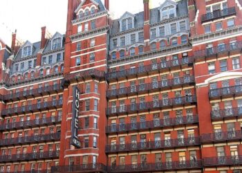 Η φωτεινή επιγραφή του ξενοδοχείου Chelsea της Νέας Υόρκης θα πωληθεί σε κομμάτια