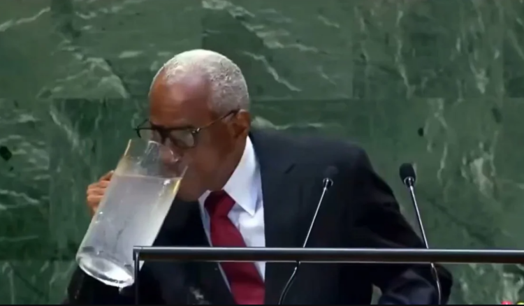 Γκάφα του προέδρου της Αϊτής στη Γενική Συνέλευση του ΟΗΕ – Ήπιε νερό από την κανάτα και έγινε μούσκεμα (Video)