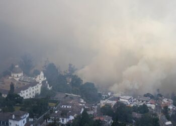 Σε κατάσταση εκτάκτου ανάγκης, η πρωτεύουσα του Ισημερινού – Μαίνονται 27 πυρκαγιές