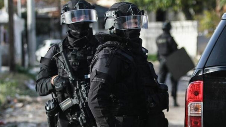 Εξαρθρώθηκε συμμορία που «άδειαζε» σπίτια στην Αττική – Πάνω από 100 οι κλοπές (Photo & Video)