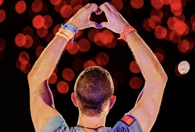 Coldplay: Δωρίζουν το 10% των εσόδων τους από τις συναυλίες τoυς