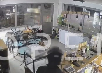 Βίντεο-ντοκουμέντο: Παρακολουθούσε live τον διαρρήκτη στην καφετέριά του και του μίλησε μέσα από την κάμερα ασφαλείας