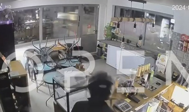 Βίντεο-ντοκουμέντο: Παρακολουθούσε live τον διαρρήκτη στην καφετέριά του και του μίλησε μέσα από την κάμερα ασφαλείας