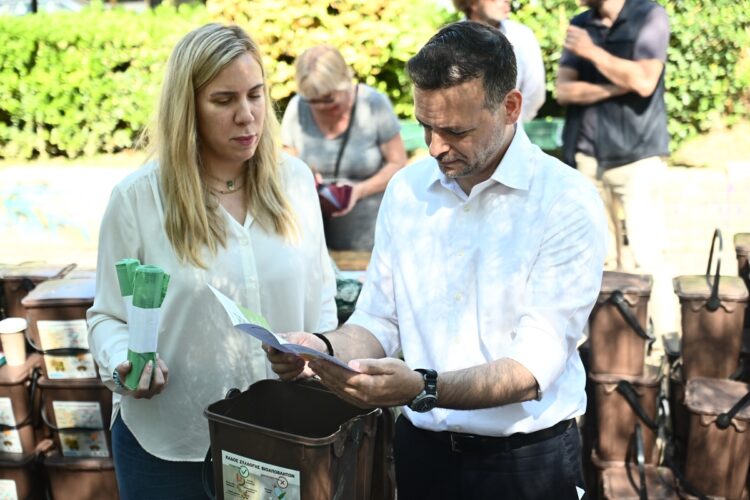 Δήμος Αθηναίων: Διανομή οικιακών καφέ κάδων στους κατοίκους της 3ης Δημοτικής Κοινότητας