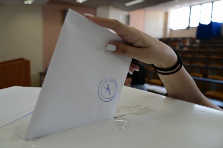 Δημοσκόπηση MRB: Στο 28% η ΝΔ – Πέμπτο κόμμα ο ΣΥΡΙΖΑ