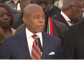 Παραδόθηκε στους ομοσπονδιακούς πράκτορες ο δήμαρχος της Νέας Υόρκης – Κατηγορείται για διαφθορά