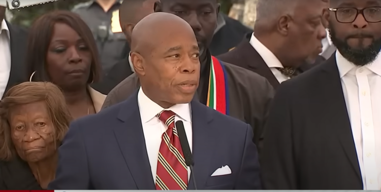 Παραδόθηκε στους ομοσπονδιακούς πράκτορες ο δήμαρχος της Νέας Υόρκης – Κατηγορείται για διαφθορά