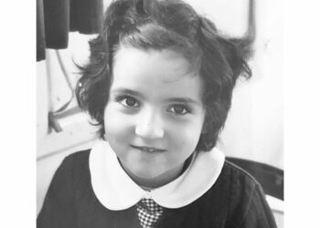 Ποια πασίγνωστη τραγουδίστρια είναι το κοριτσάκι της φωτογραφίας;