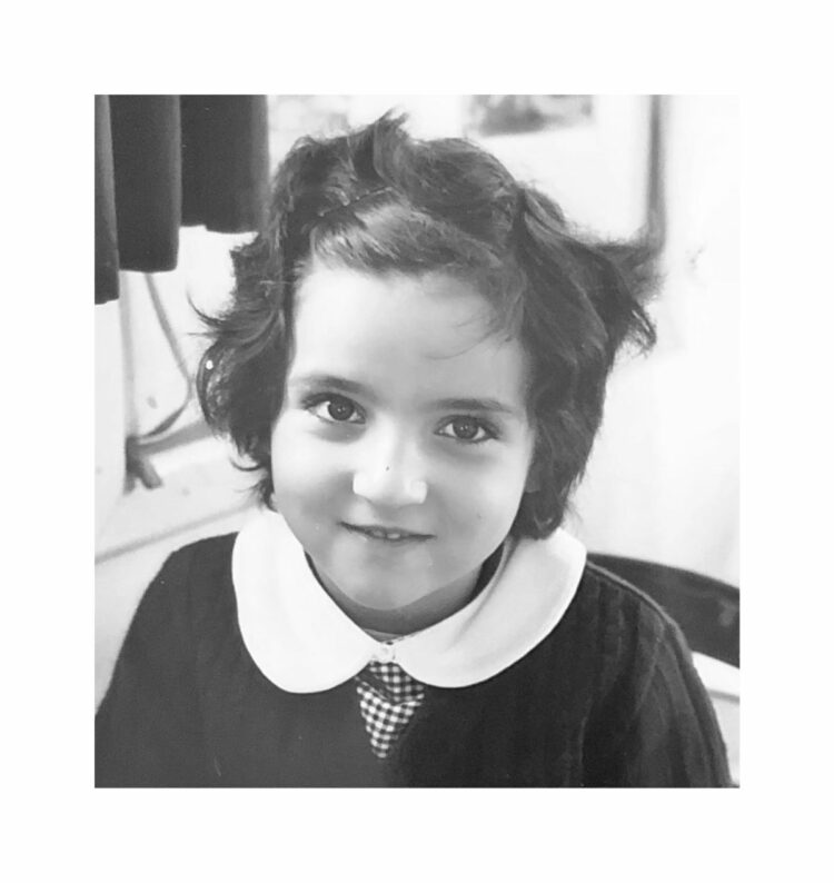 Ποια πασίγνωστη τραγουδίστρια είναι το κοριτσάκι της φωτογραφίας;