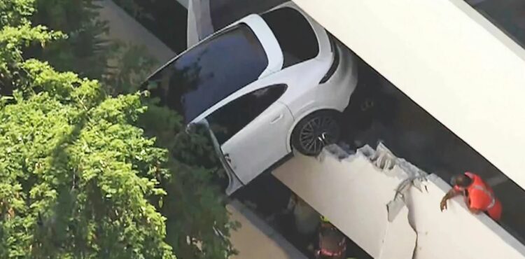 Σοκαριστικό τροχαίο στη Φλόριντα: Αυτοκίνητο κρεμάστηκε από τον… τρίτο όροφο και η οδηγός βρισκόταν μέσα (Photo & Video)