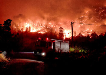 Μάχη με πολλές ενεργές εστίες στο Ξυλόκαστρο: Μπαράζ μηνυμάτων του 112 και εκκενώσεις – Κλειστά τα σχολεία