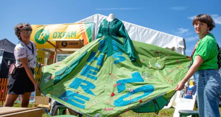 Φεστιβάλ Γκλάστονμπερι: Ανακυκλωμένες σκηνές έγιναν φόρεμα για την Εβδομάδα Μόδας του Λονδίνου