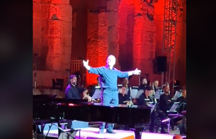 Απόστολος Γκλέτσος: Χόρεψε Ζεϊμπέκικο στο Ηρώδειο – Τον χειροκρότησε ο Κασσελάκης