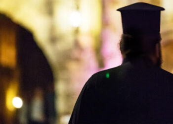 Iερέας ξυλοκοπούσε ανελέητα τη σύζυγό του για να ομολογήσει τις «αμαρτίες» της