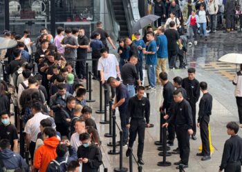 iPhone 16: Ατελείωτες ουρές σε καταστήματα ανά τον κόσμο – (Photo & Video)