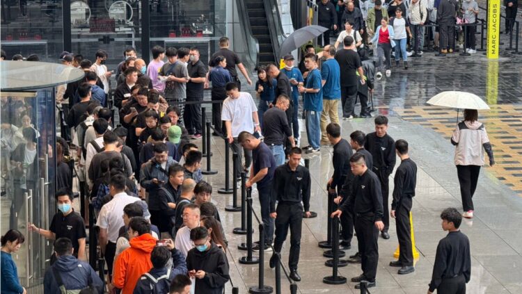 iPhone 16: Ατελείωτες ουρές σε καταστήματα ανά τον κόσμο – (Photo & Video)