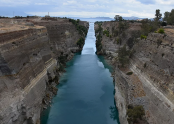 Κόρινθος: Γυναίκα προσπάθησε να αυτοκτονήσει στον Ισθμό -Την πρόλαβαν αστυνομικοί την ώρα που έγραφε σημείωμα
