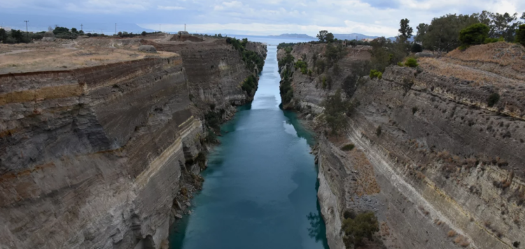 Κόρινθος: Γυναίκα προσπάθησε να αυτοκτονήσει στον Ισθμό -Την πρόλαβαν αστυνομικοί την ώρα που έγραφε σημείωμα