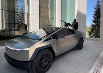 Καντίροφ: Κατηγορεί τον Ίλον Μασκ ότι «απενεργοποίησε» το Cybertruck που του δώρισε