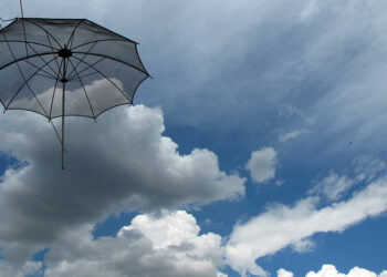 Καιρός: Θυελλώδεις άνεμοι την Κυριακή – Βροχές και καταιγίδες από το απόγευμα