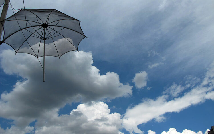 Καιρός: Θυελλώδεις άνεμοι την Κυριακή – Βροχές και καταιγίδες από το απόγευμα