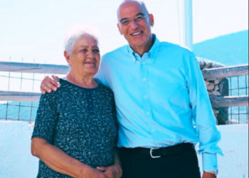 Στην Κίναρο βρέθηκε ο Νίκος Δένδιας – Συναντήθηκε με την μοναδική κάτοικο του νησιού