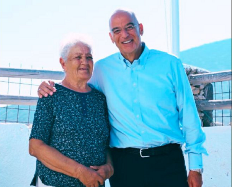 Στην Κίναρο βρέθηκε ο Νίκος Δένδιας – Συναντήθηκε με την μοναδική κάτοικο του νησιού