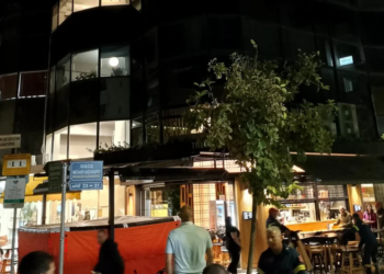 Λάρισα: Άνδρας απειλεί να πέσει από πολυκατοικία