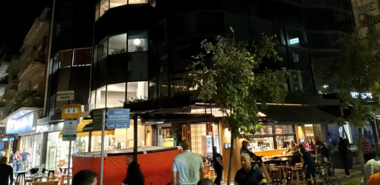 Λάρισα: Άνδρας απειλεί να πέσει από πολυκατοικία