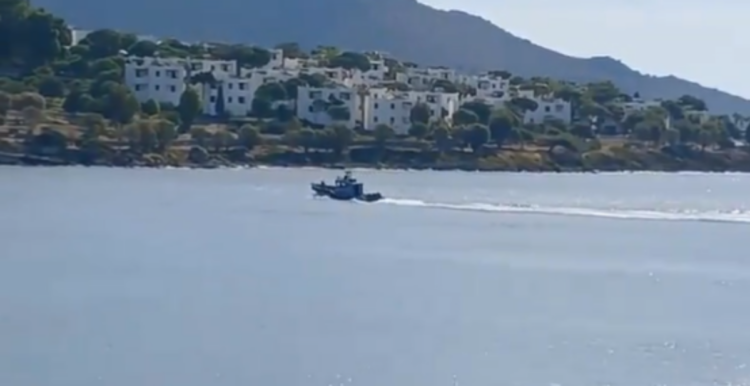 Σκάφος του λιμενικού καταδίωξε φουσκωτό με διακινητή – Έφτασε μέχρι τις ακτές της Αλικαρνασσού (Video)