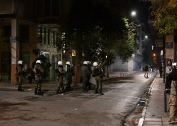 Εξάρχεια: Επίθεση κουκουλοφόρων με μολότοφ σε αστυνομικούς