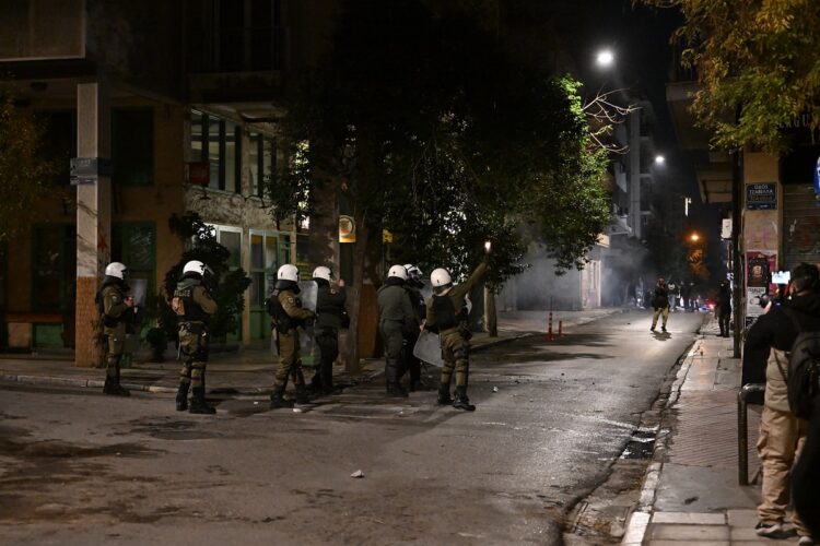 Εξάρχεια: Επίθεση κουκουλοφόρων με μολότοφ σε αστυνομικούς