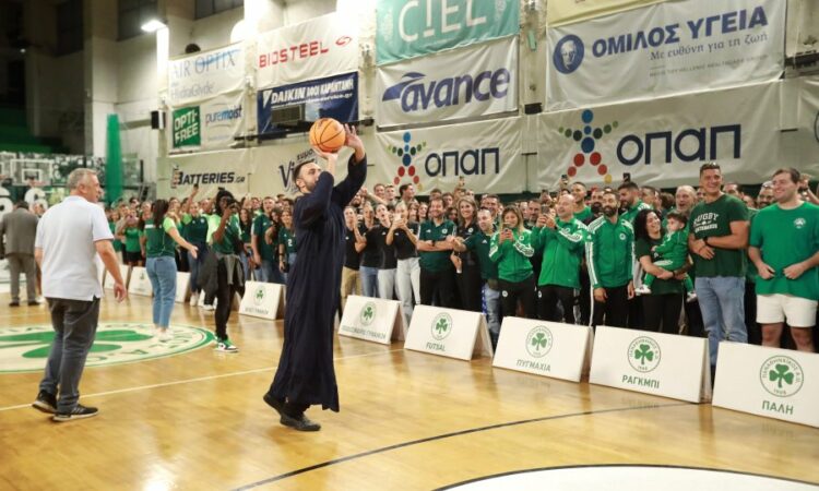 Παναθηναϊκός: Έκλεψε την παράσταση ο… σουτέρ παπάς στον αγιασμό του Ερασιτέχνη