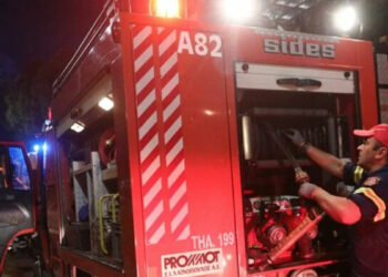 Φωτιά σε κτήριο στο λιμάνι του Πειραιά