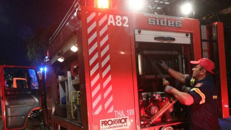 Φωτιά σε κτήριο στο λιμάνι του Πειραιά