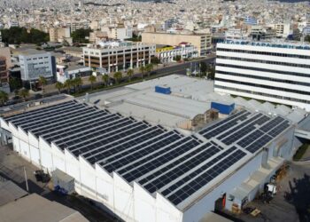 Όμιλος Σαρακάκη: Γέμισε φωτοβολταϊκά πάνελ τις εγκαταστάσεις στην Αθήνα