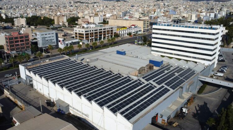 Όμιλος Σαρακάκη: Γέμισε φωτοβολταϊκά πάνελ τις εγκαταστάσεις στην Αθήνα