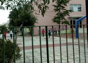 Αγρίνιο: Γονέας πέταξε μπουκάλι στο κεφάλι της διευθύντριας σχολείου