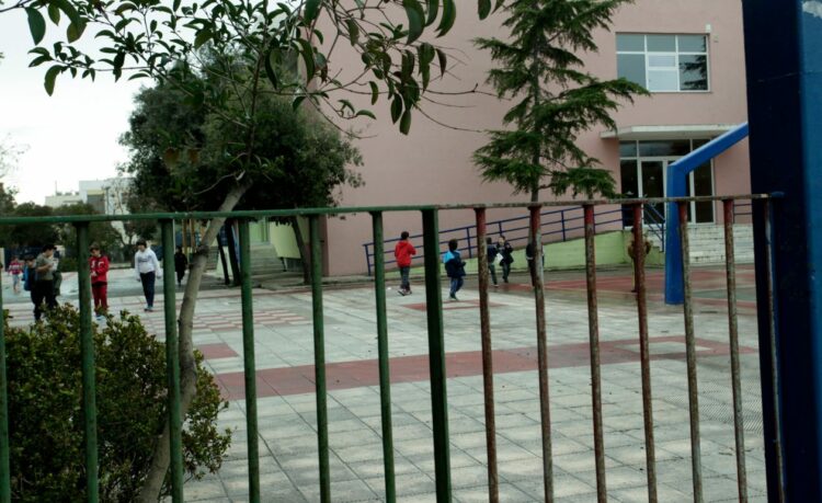 Αγρίνιο: Γονέας πέταξε μπουκάλι στο κεφάλι της διευθύντριας σχολείου