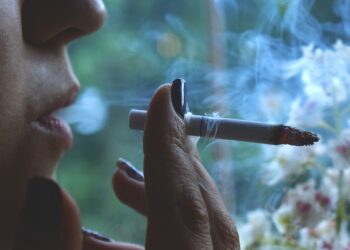 Απαγόρευση καπνίσματος και σε εξωτερικούς χώρους – Αντιδράσεις από την πρόταση της Κομισιόν